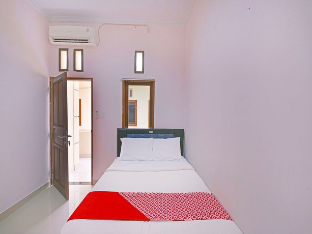 Imagen de la habitación del Hotel OYO 91445 Sandat Guest House. Foto 7