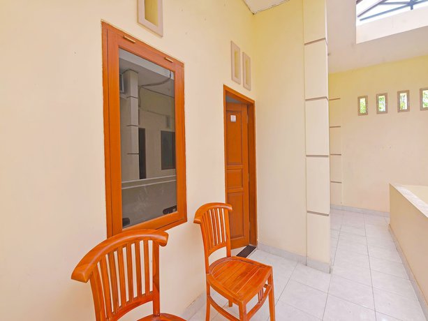 Imagen de la habitación del Hotel OYO 91445 Sandat Guest House. Foto 8