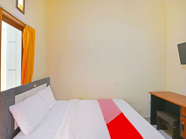 Imagen de la habitación del Hotel OYO 91445 Sandat Guest House. Foto 9