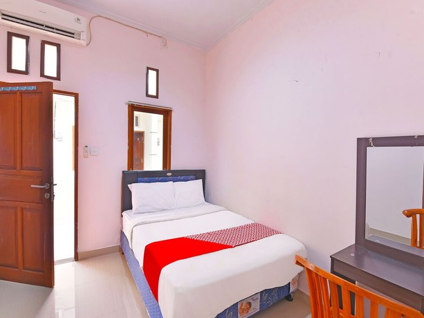 Imagen de la habitación del Hotel OYO 91445 Sandat Guest House. Foto 12