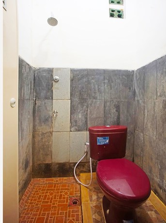 Imagen de la habitación del Hotel OYO 91460 Guest House Kencana Syariah. Foto 11