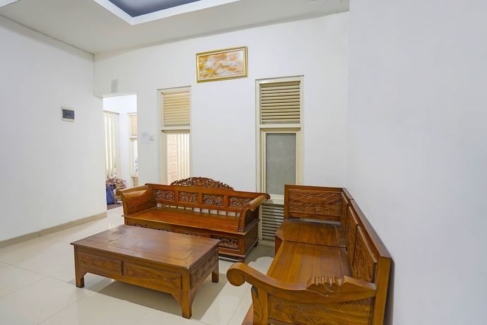 Imagen de los interiores del Hotel OYO 91743 Choirul Residence. Foto 4
