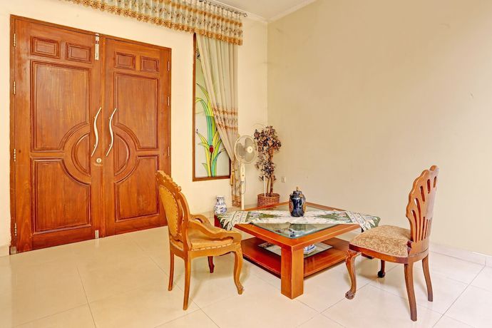 Imagen de los interiores del Hotel OYO 91861 Pemuda Kemuning Guest House. Foto 19