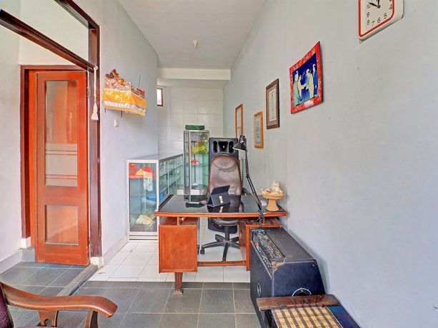 Imagen de los interiores del Hotel OYO 91971 Puri Sokasati. Foto 12