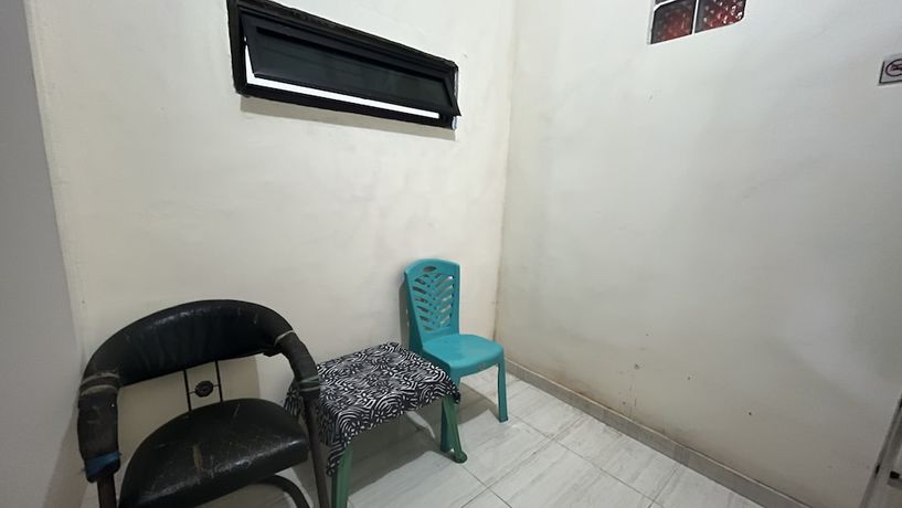 Imagen de los interiores del Hotel OYO 92100 Kost Biru. Foto 14
