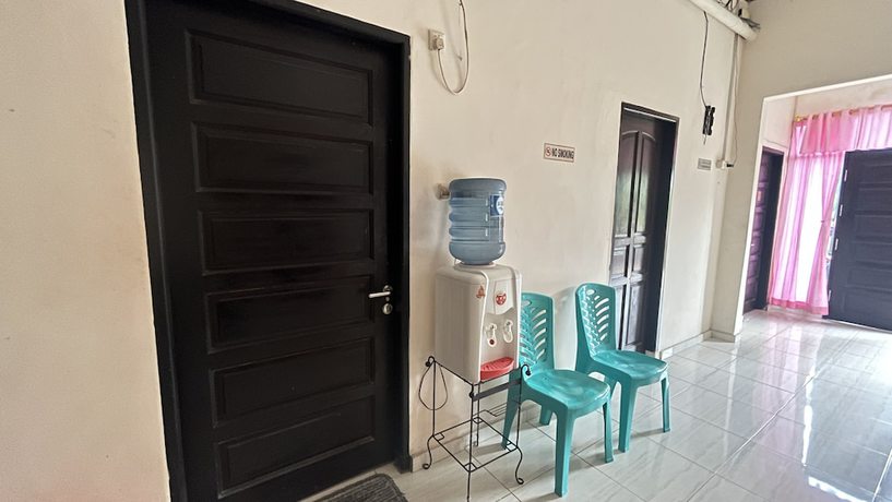 Imagen de los interiores del Hotel OYO 92100 Kost Biru. Foto 16