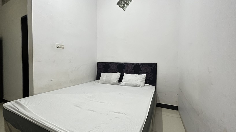 Imagen de la habitación del Hotel OYO 92100 Kost Biru. Foto 10