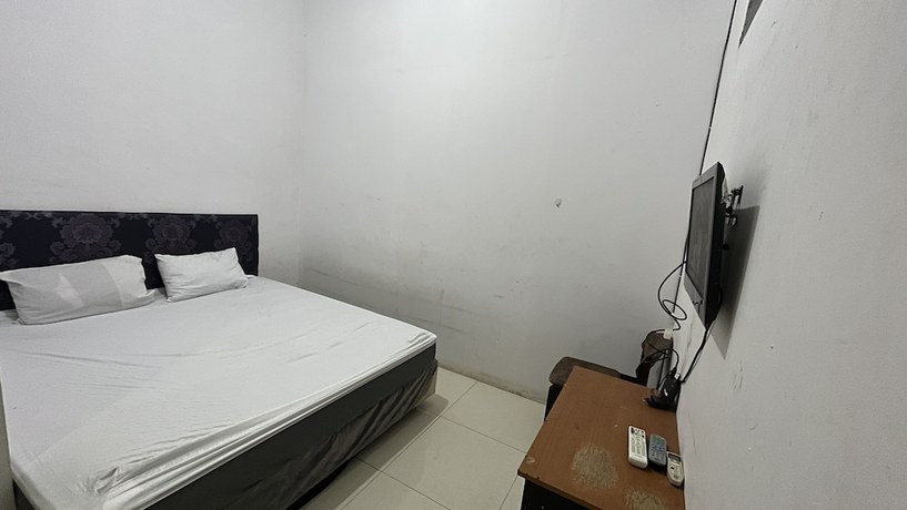 Imagen de la habitación del Hotel OYO 92100 Kost Biru. Foto 11