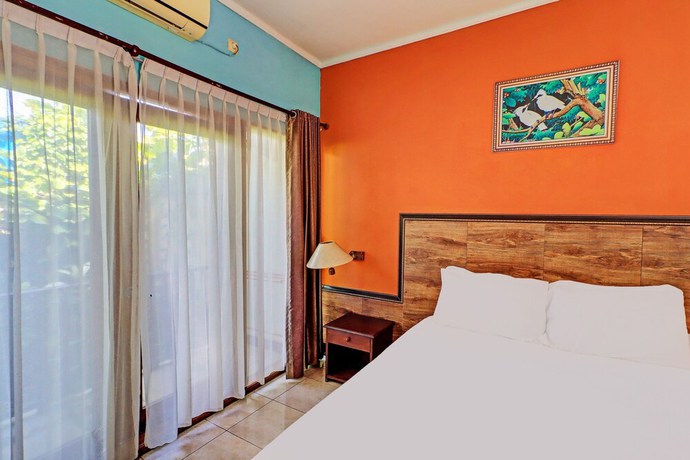 Imagen de la habitación del Hotel OYO 92175 Surya Madu Guest House Near Pantai Kelan. Foto 7