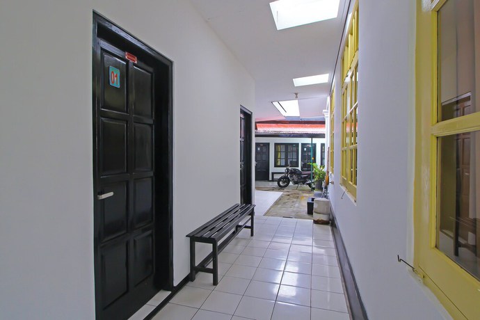 Imagen de los interiores del Hotel OYO 92533 Harjuna Guest House. Foto 16