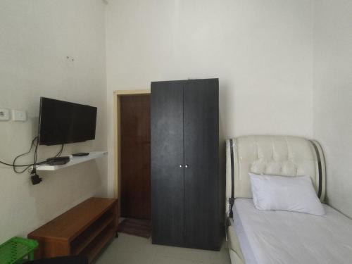 Imagen de la habitación del Hotel OYO 92637 Kost Arya Exclusive. Foto 20