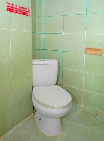 Imagen de la habitación del Hotel OYO 92677 Bintaro. Foto 9
