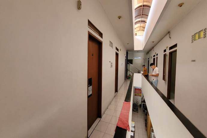 Imagen de los interiores del Hotel OYO 92725 Regol Srimahi Residence. Foto 14