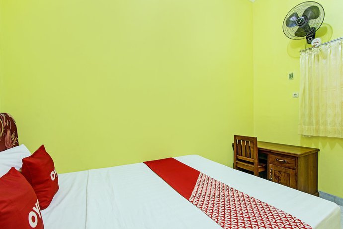 Imagen de la habitación del Hotel OYO 92792 Umi Rahayu Guesthouse. Foto 9