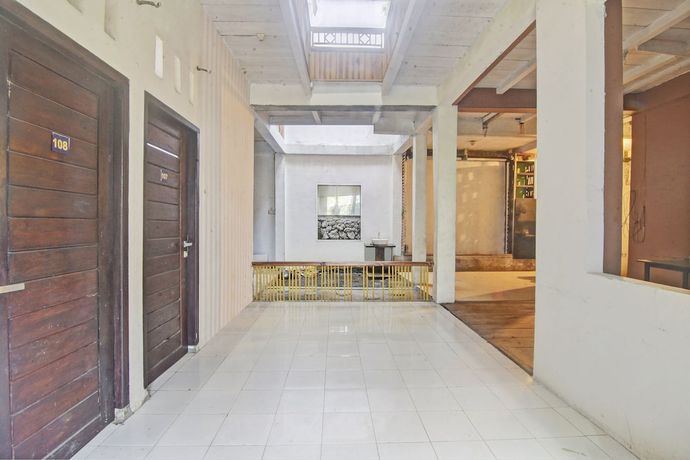 Imagen de los interiores del Hotel OYO 92964 Kost 99. Foto 14