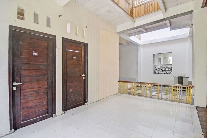 Imagen de los interiores del Hotel OYO 92964 Kost 99. Foto 18
