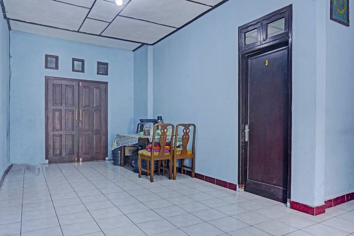 Imagen de los interiores del Hotel OYO 92997 Villa Hj Karnadi. Foto 12