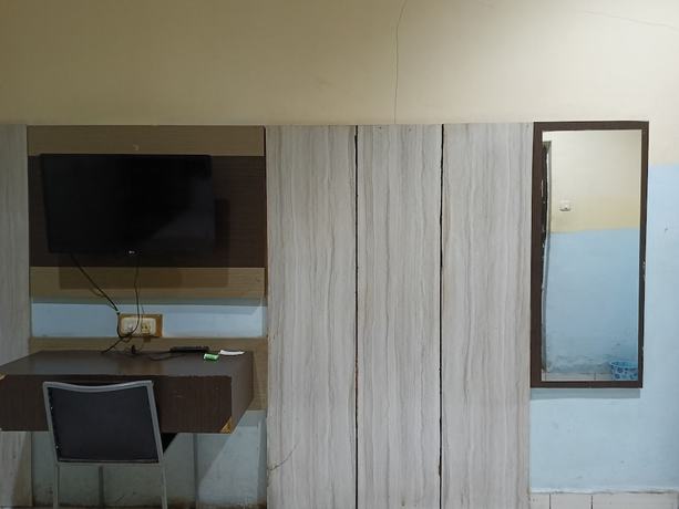 Imagen de la habitación del Hotel OYO 93046 Fortuna Parepare. Foto 8
