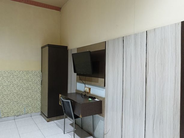 Imagen de la habitación del Hotel OYO 93046 Fortuna Parepare. Foto 11