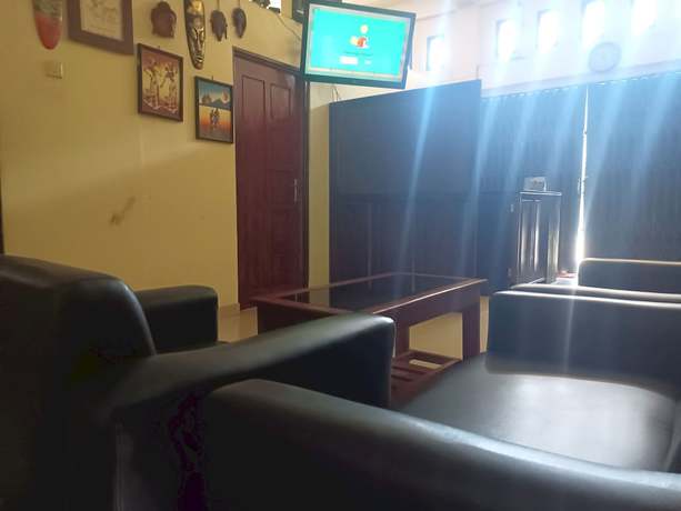 Imagen de los interiores del Hotel OYO 93073 Penginapan 69. Foto 19
