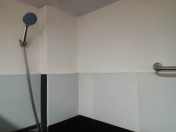 Imagen de la habitación del Hotel OYO 93090 Multi Plus Inn. Foto 5