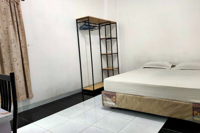 Imagen de la habitación del Hotel OYO 93122 Pondok Puti Sartika Syariah. Foto 11