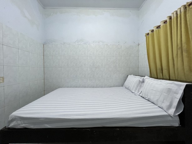 Imagen de la habitación del Hotel OYO 93137 Kost Maharaja. Foto 2