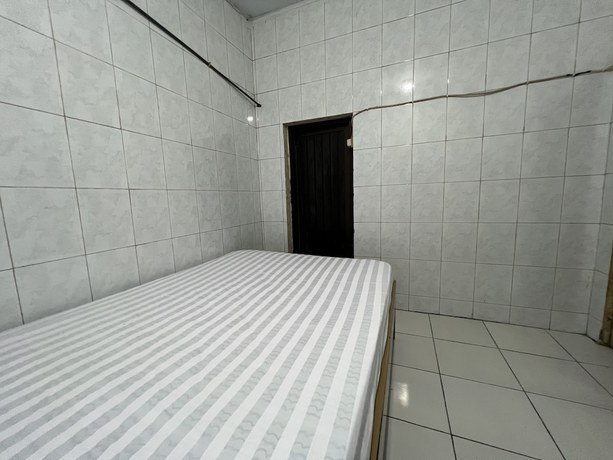 Imagen de la habitación del Hotel OYO 93137 Kost Maharaja. Foto 3