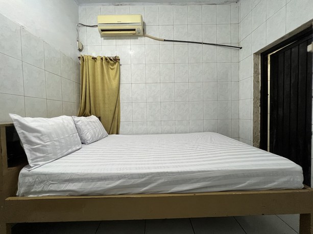 Imagen de la habitación del Hotel OYO 93137 Kost Maharaja. Foto 5