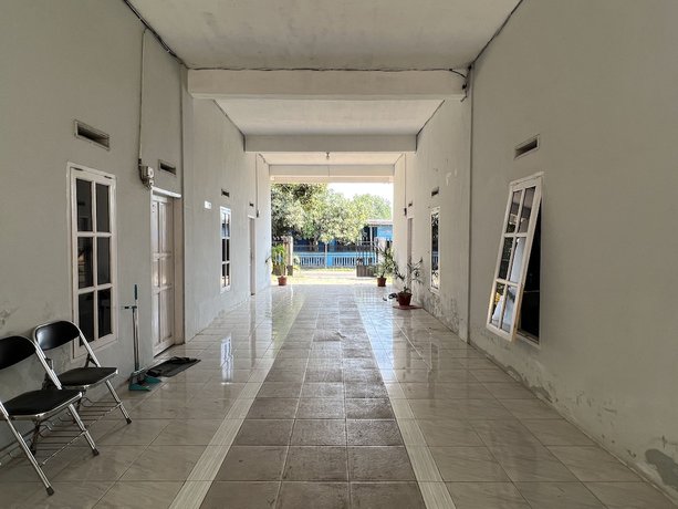 Imagen de los interiores del Hotel OYO 93137 Kost Maharaja. Foto 18