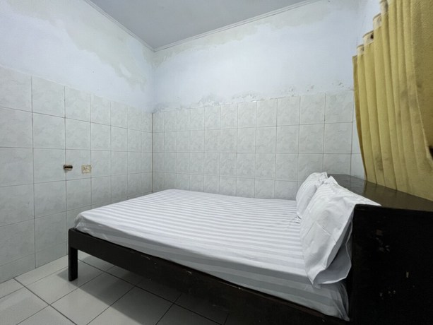 Imagen de la habitación del Hotel OYO 93137 Kost Maharaja. Foto 6
