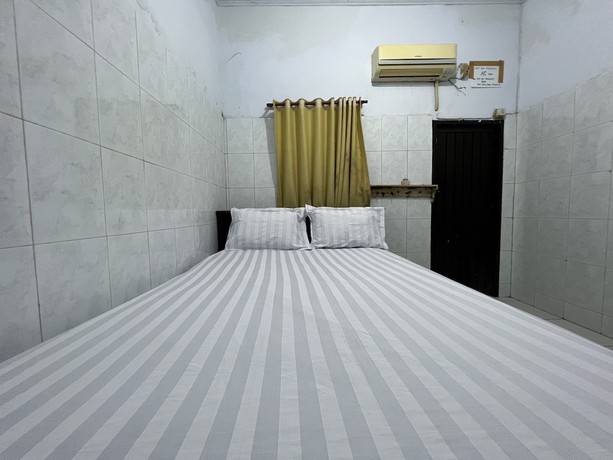 Imagen de la habitación del Hotel OYO 93137 Kost Maharaja. Foto 9