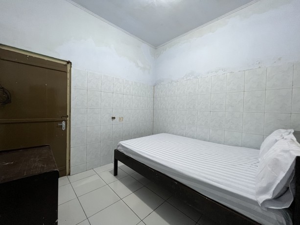 Imagen de la habitación del Hotel OYO 93137 Kost Maharaja. Foto 11