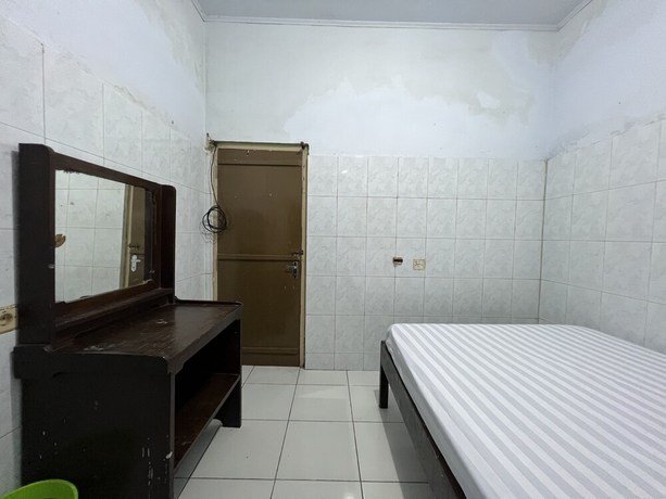 Imagen de la habitación del Hotel OYO 93137 Kost Maharaja. Foto 12