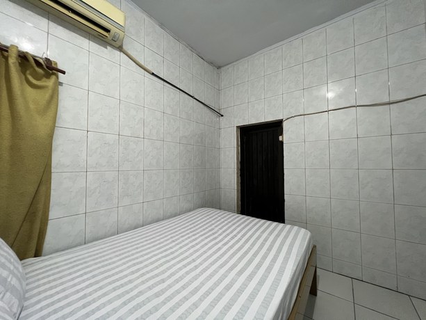Imagen de la habitación del Hotel OYO 93137 Kost Maharaja. Foto 14