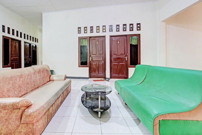 Imagen de los interiores del Hotel OYO 93208 Guest House Cemara 2. Foto 15