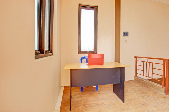 Imagen de los interiores del Hotel OYO 93208 Guest House Cemara 2. Foto 16