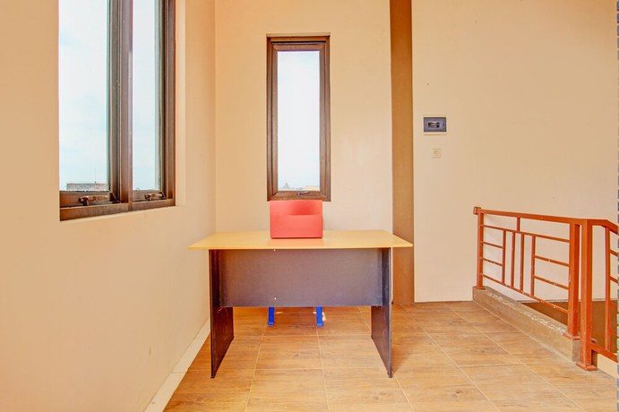 Imagen de los interiores del Hotel OYO 93208 Guest House Cemara 2. Foto 17