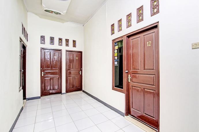 Imagen de los interiores del Hotel OYO 93208 Guest House Cemara 2. Foto 18