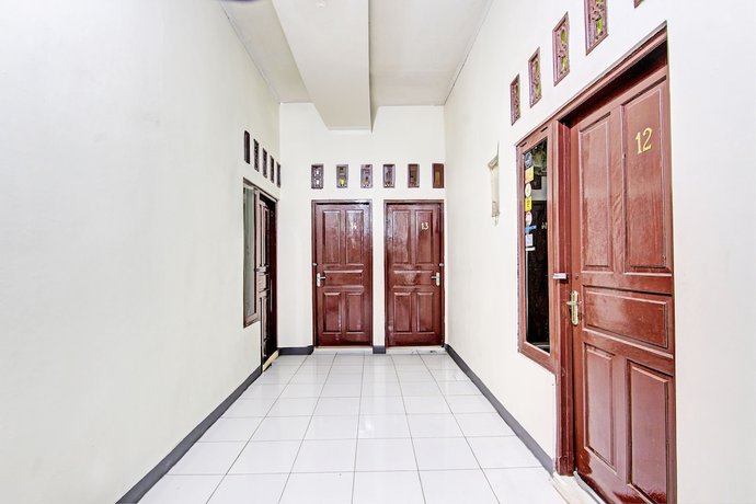 Imagen de los interiores del Hotel OYO 93208 Guest House Cemara 2. Foto 19