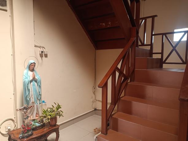Imagen de los interiores del Hotel OYO 93303 Lourdes Blessing Hill. Foto 5