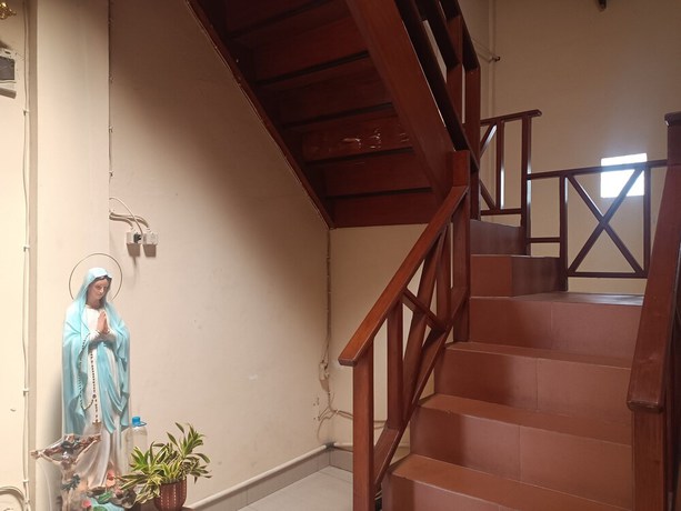 Imagen de los interiores del Hotel OYO 93303 Lourdes Blessing Hill. Foto 8