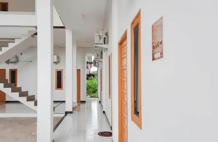 Imagen de los interiores del Hotel OYO 93306 Homestay Permana Supadio Airport. Foto 7