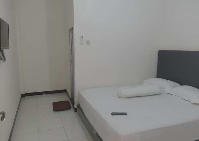 Imagen de la habitación del Hotel OYO 93306 Homestay Permana Supadio Airport. Foto 2