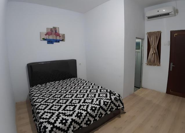 Imagen de la habitación del Hotel OYO 93306 Homestay Permana Supadio Airport. Foto 3