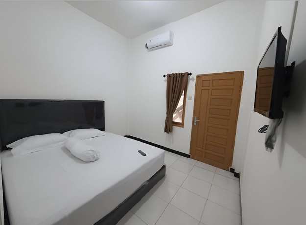 Imagen de la habitación del Hotel OYO 93306 Homestay Permana Supadio Airport. Foto 5