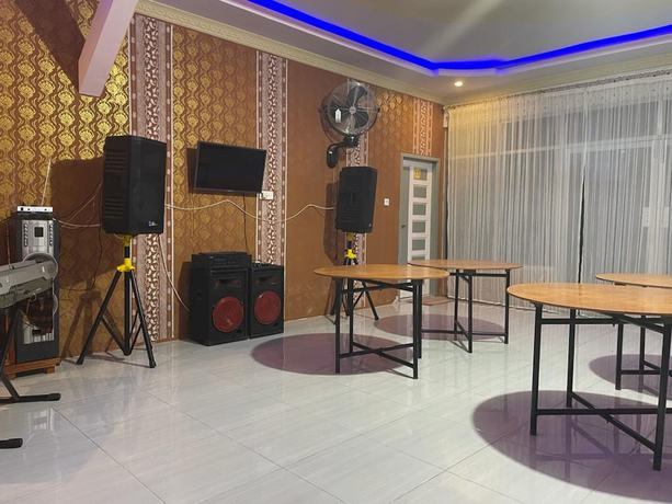 Imagen de los interiores del Hotel OYO 93308 Lima Saudara Syariah. Foto 14