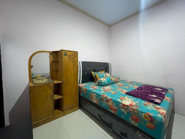 Imagen de la habitación del Hotel OYO 93308 Lima Saudara Syariah. Foto 8