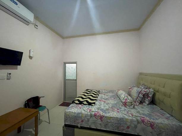 Imagen de la habitación del Hotel OYO 93308 Lima Saudara Syariah. Foto 10