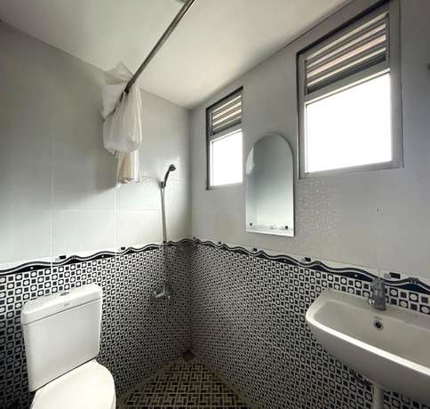 Imagen de la habitación del Hotel OYO 93311 Pesona Orange Homestay. Foto 2
